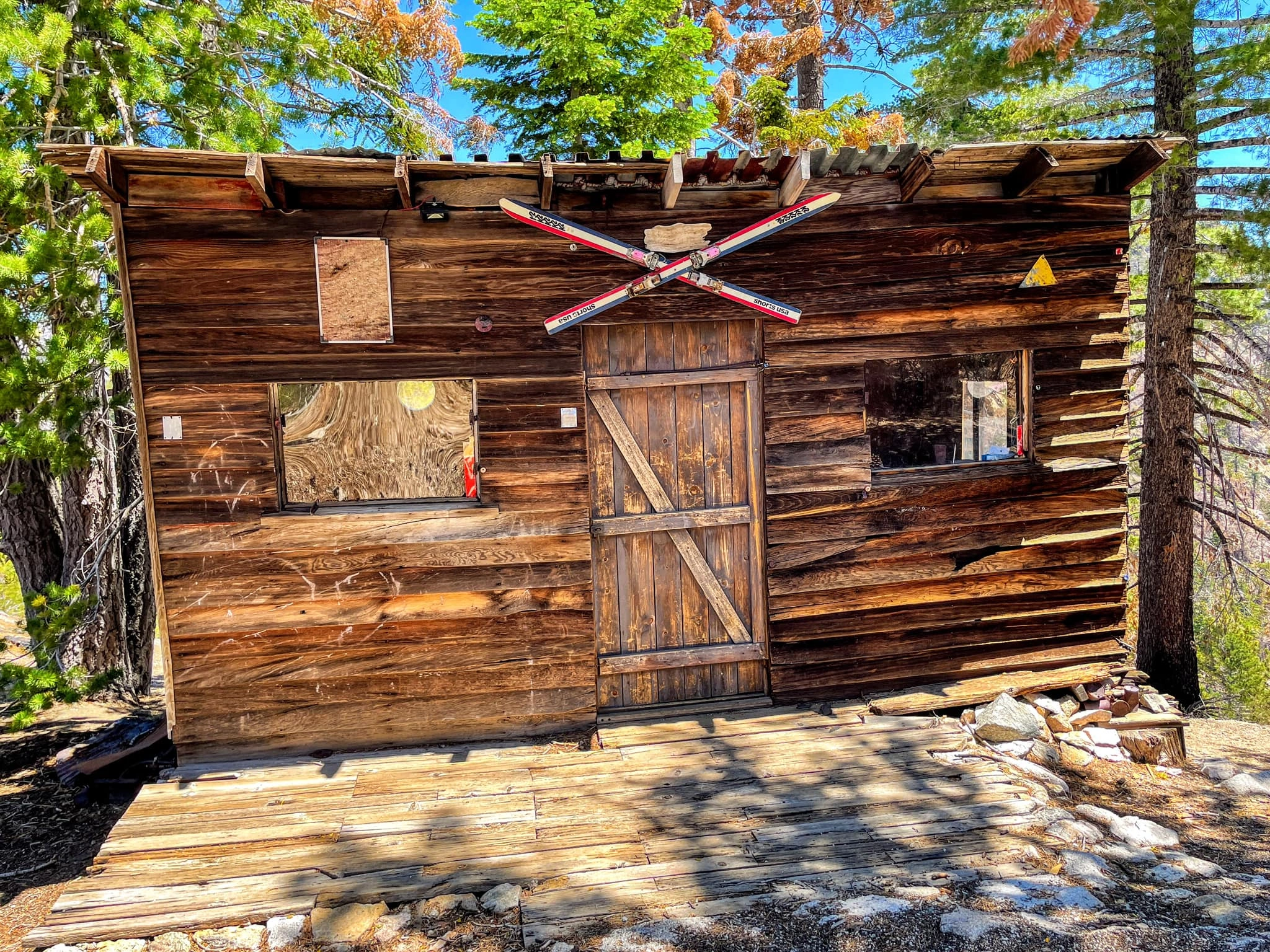 Old ski lift cabin on the summit of Kratka Ridge