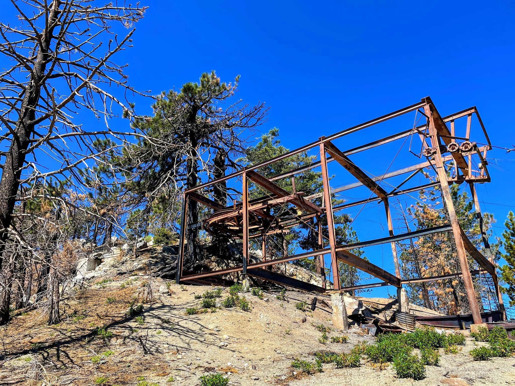 Old ski lift on Kratka Ridge